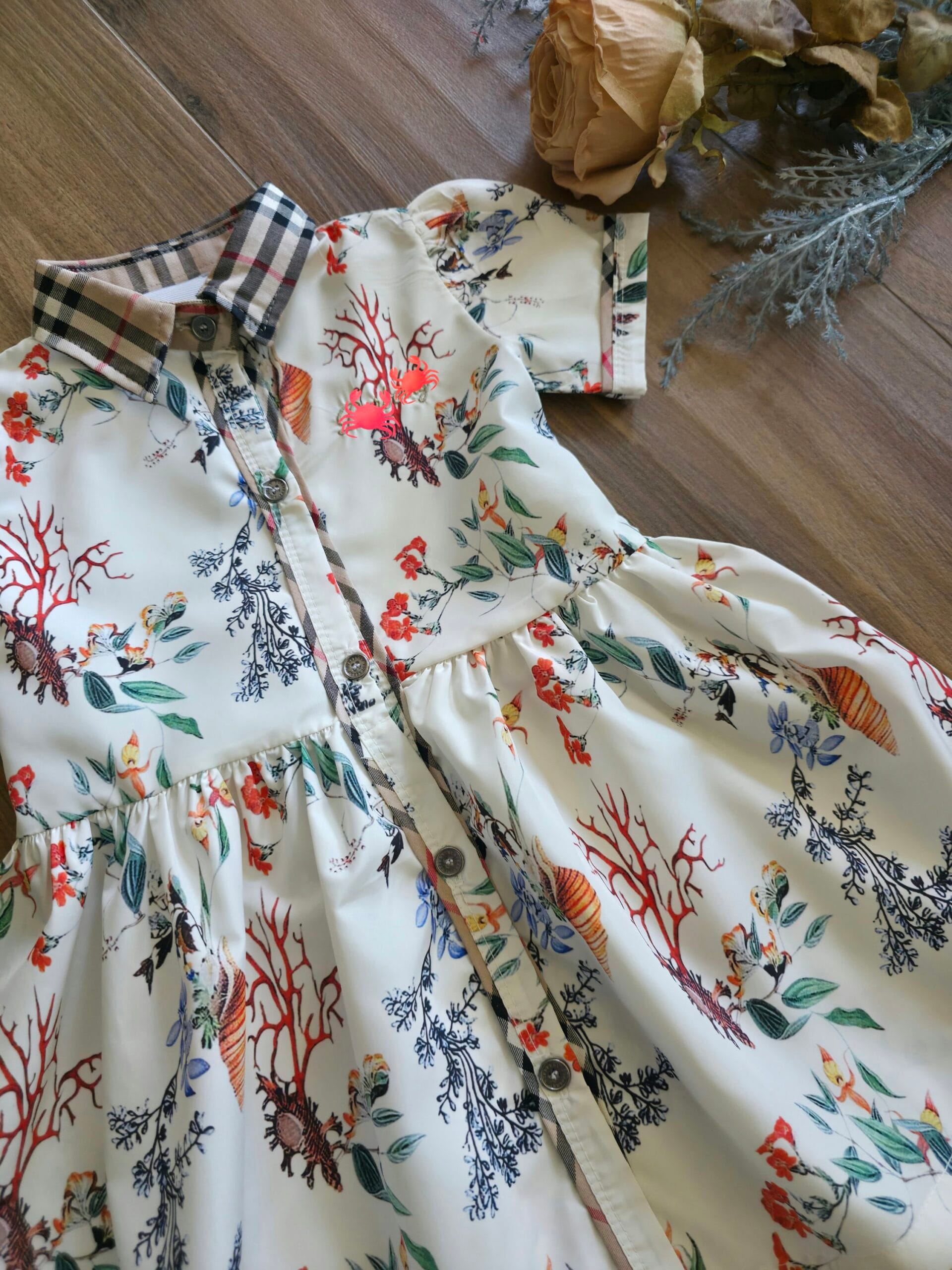 Елегантна детска рокля „Floral Charm“ с принт и карирана яка - Image 4