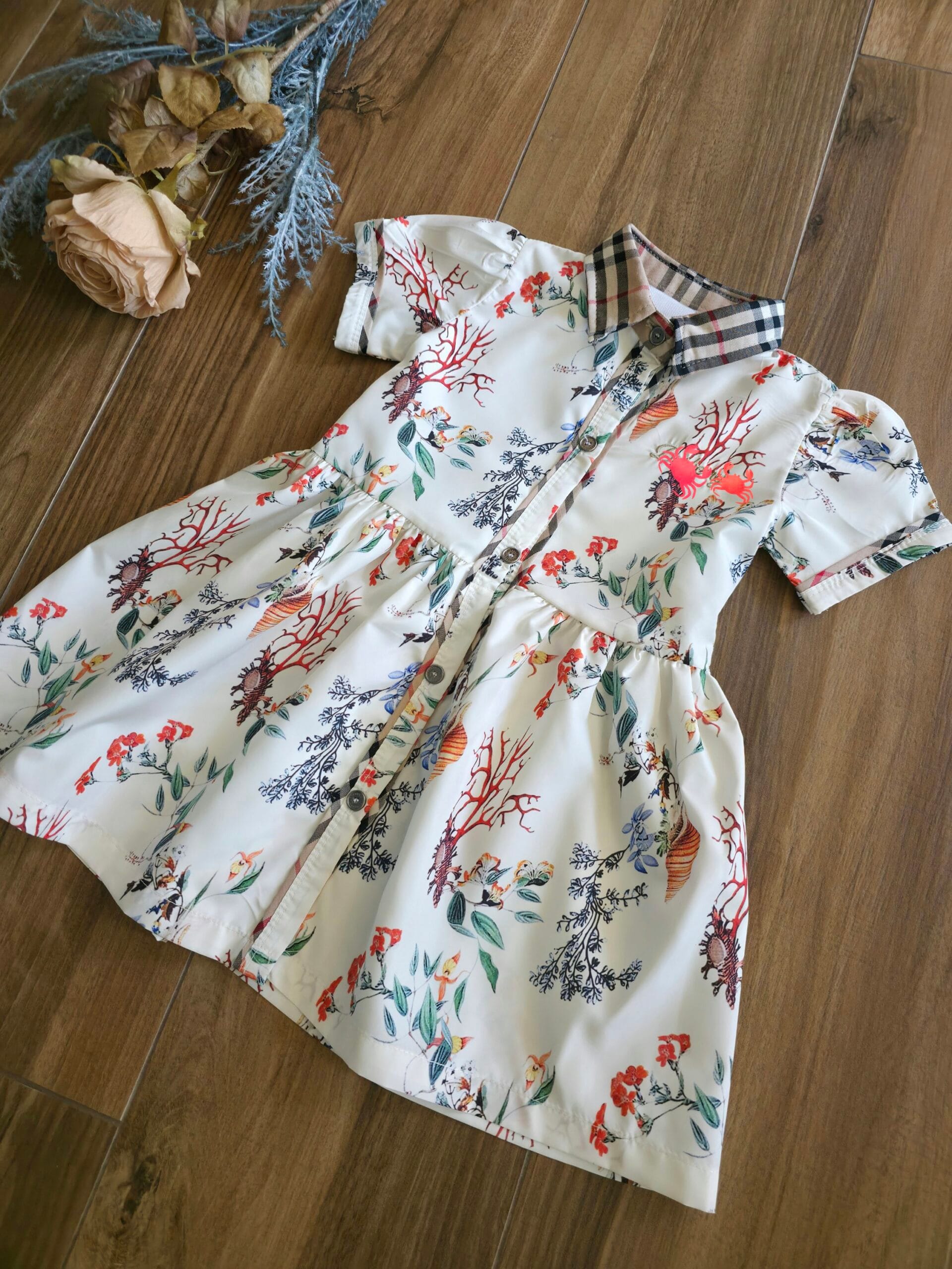 Елегантна детска рокля „Floral Charm“ с принт и карирана яка - Image 5