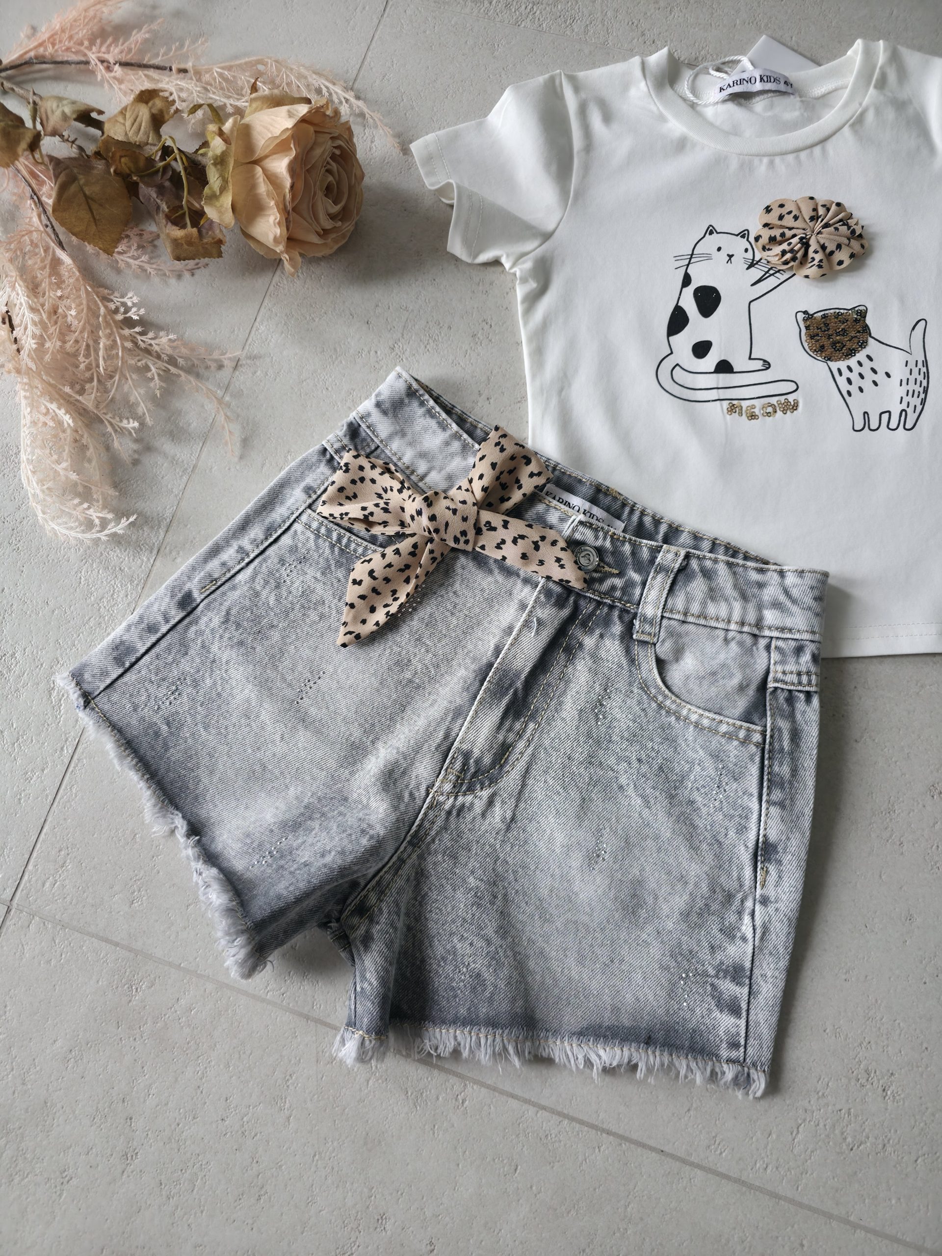 Детски летен комплект „Kitty Bow“ – тениска и дънкови къси панталони - Image 6