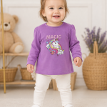 Едногодишно момиче с лилава детска блуза Magic Unicorn с дълъг ръкав.