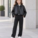 Детско черно късо яке Urban Chic, облечено на момиче