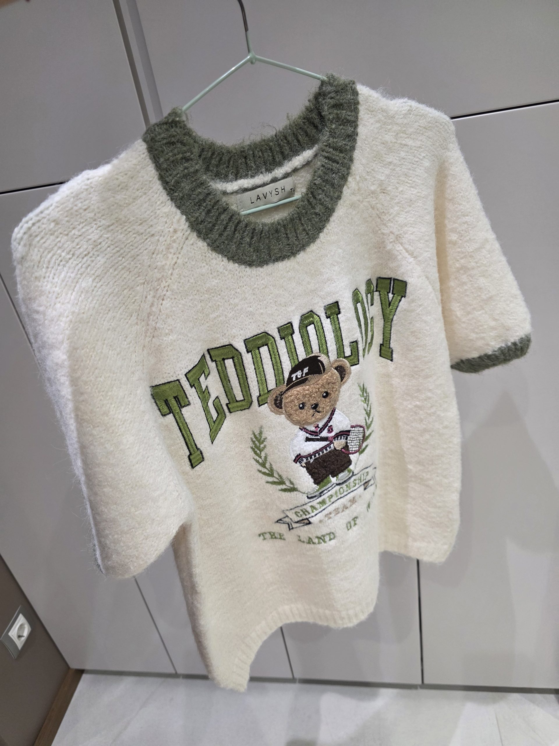 Дамски пухкав пуловер "Teddy Club" – екрю - Image 5