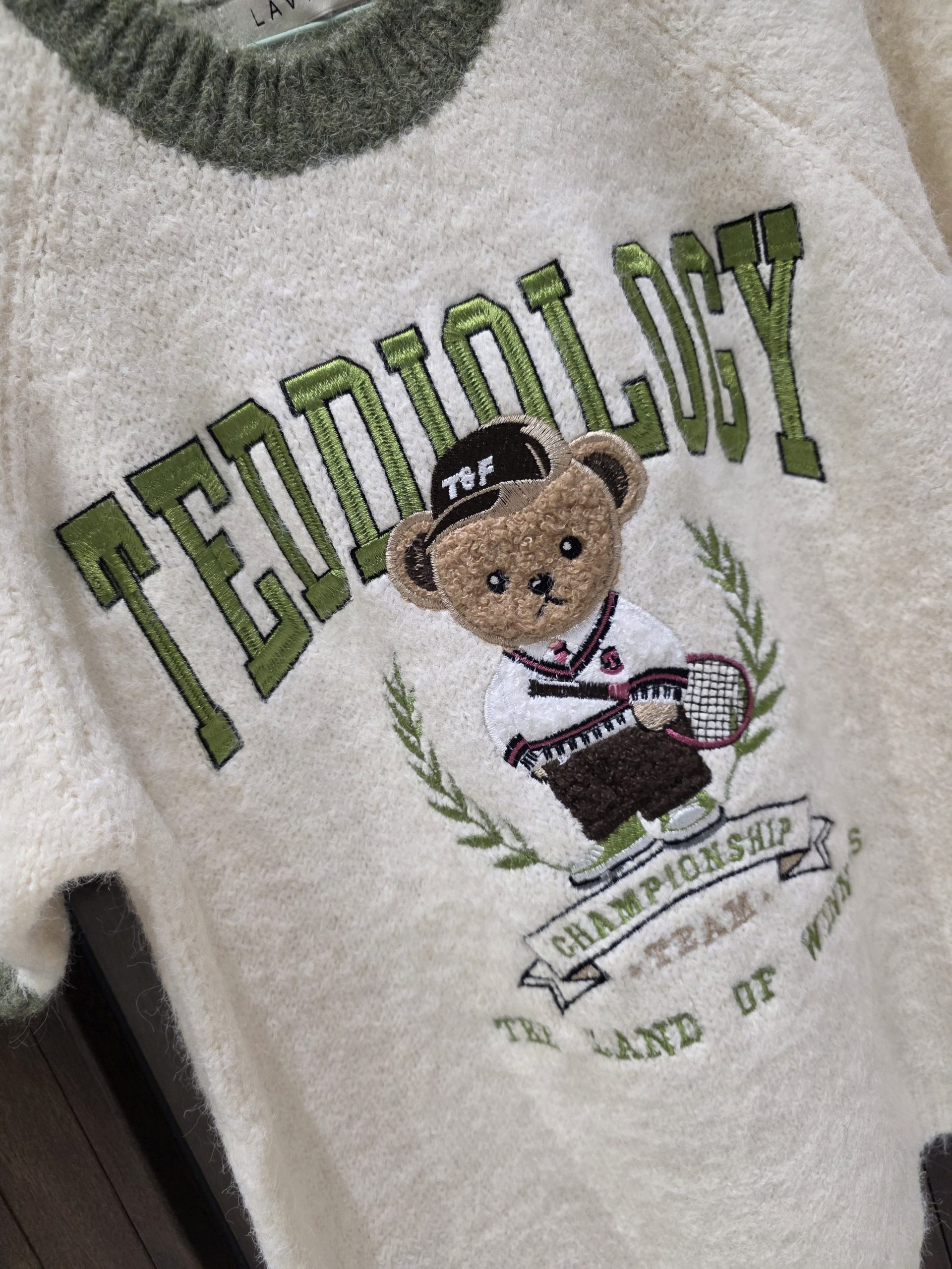 Дамски пухкав пуловер "Teddy Club" – екрю - Image 6